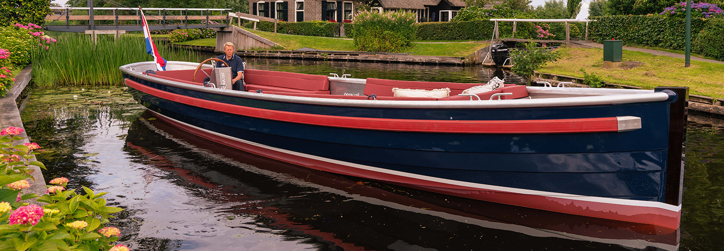 De E-motion 10 meter elektrische sloep aan het varen in Giethoorn.