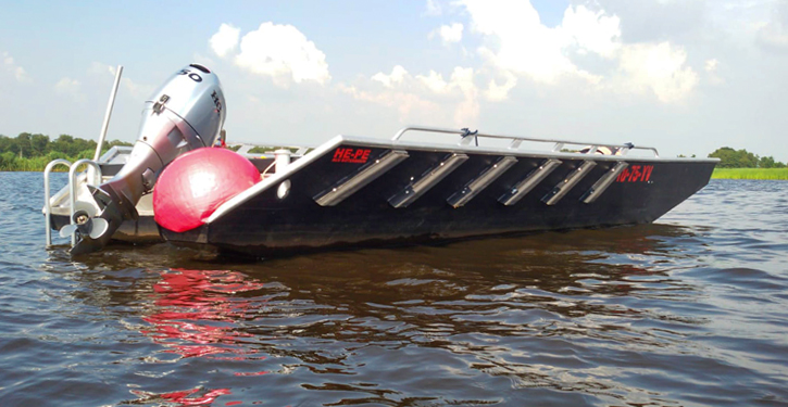Een aluminum platbodem, ideaal als werkboot op het water.